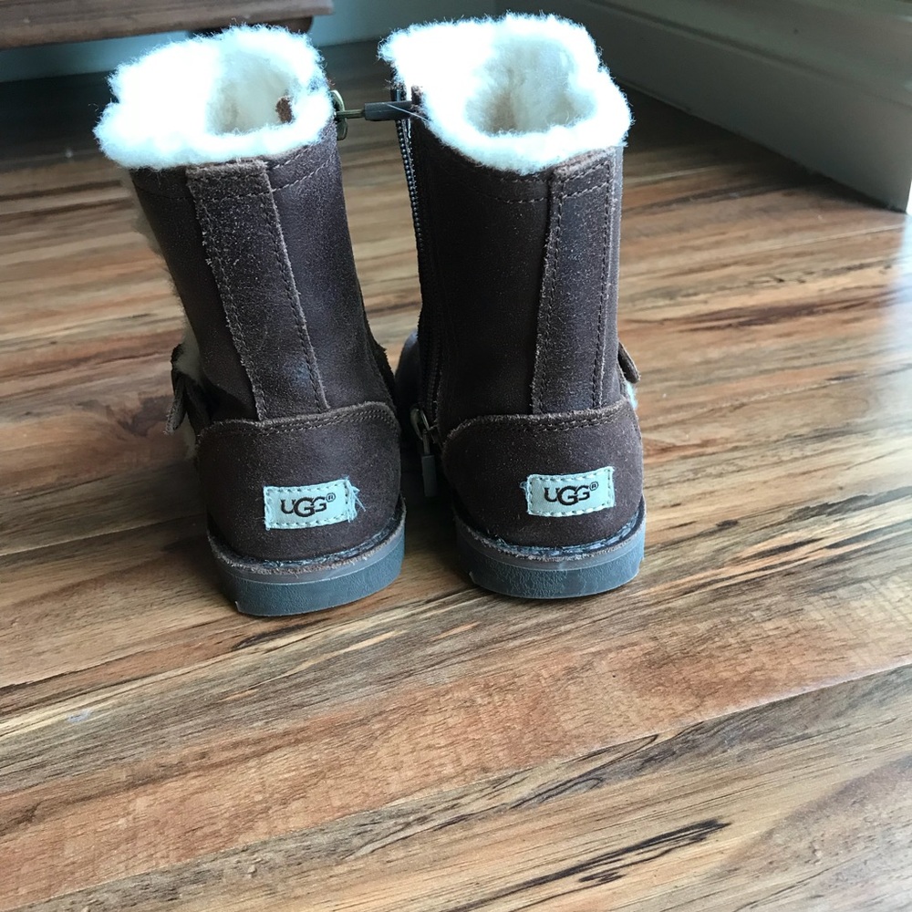 Ugh kids shoes size 6 - Picture 7 of 8